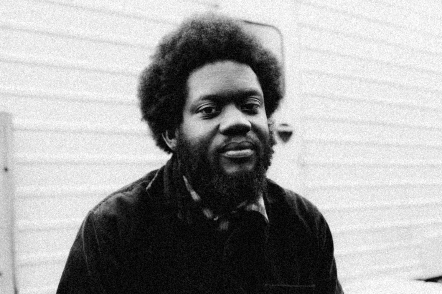 Michael Kiwanuka: Η χαμένη αθωότητα και το παιχνιδιάρικο πνεύμα πίσω από το «Fudge» σε ένα νέο ντοκιμαντέρ