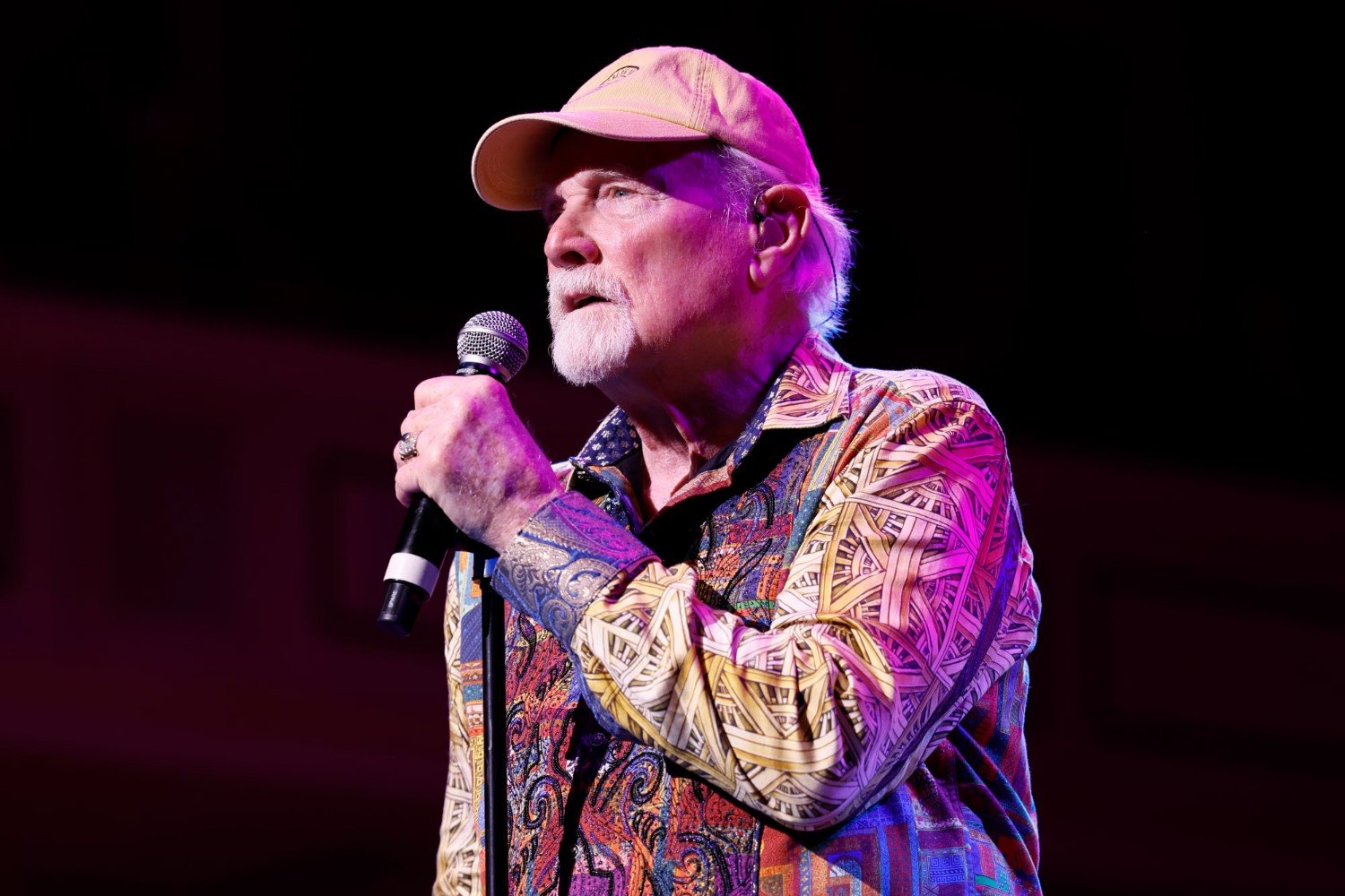 Beach Boys: Ο Mike Love αντιμετωπίζει «σοβαρά προβλήματα υγείας» – Η δύσκολη επιστροφή στη σκηνή