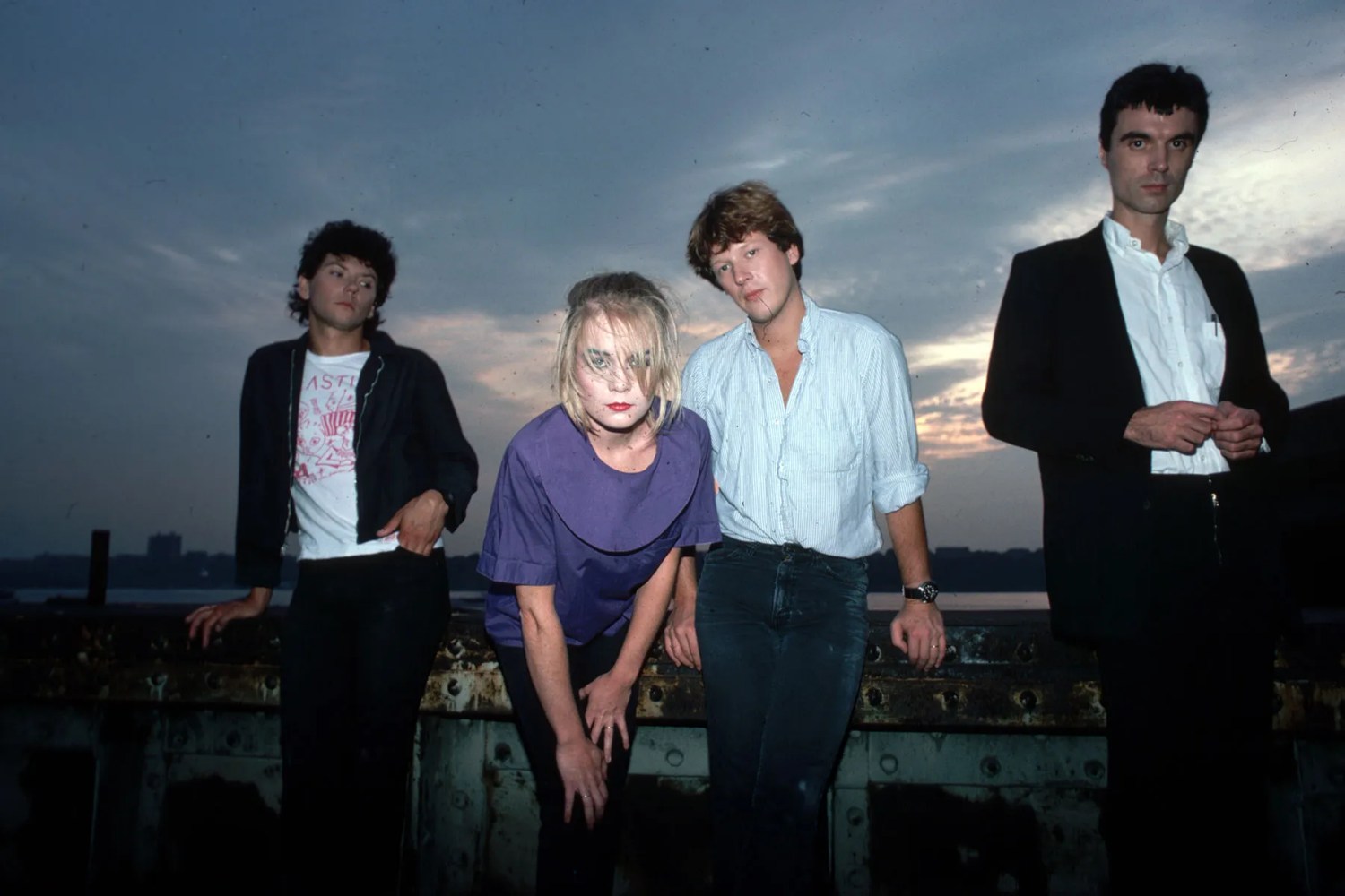 «Fear Of Music»: Οι Talking Heads ανοίγουν ξανά το αρχείο ενός δίσκου που γέννησε την αστική παράνοια