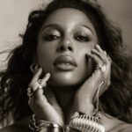 Victoria Monét: Το «Frequency Of Love» φέρνει τη χρυσή εποχή της R&B στο σήμερα σε ένα άλμπουμ γεμάτο ζωή