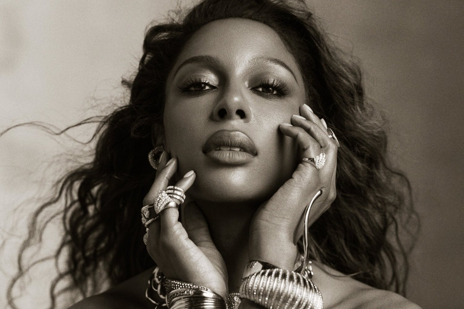 Victoria Monét: Το «Frequency Of Love» φέρνει τη χρυσή εποχή της R&B στο σήμερα σε ένα άλμπουμ γεμάτο ζωή